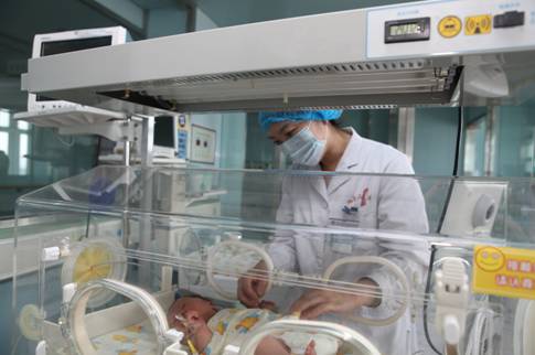 孕妇突发突然脐带脱垂  医生就地剖宫产