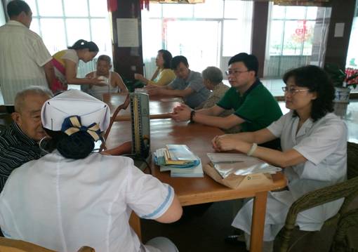 内科党支部走进老年公寓开展“奉献爱心 尊老爱老”行动