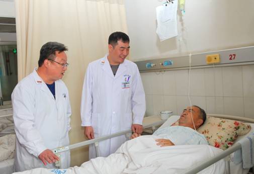 跪着生活14年,在群众路线教育帮扶活动中获新生