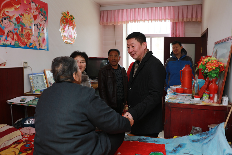 把党的温暖送到困难群众的心坎里