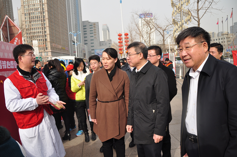 我院青年志愿者参加文化广场学雷锋志愿服务活动