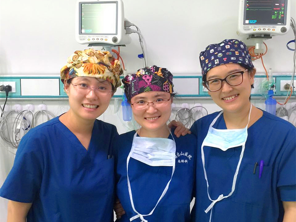 舞动的花帽 美丽的青春 带着母爱上班的麻醉医生