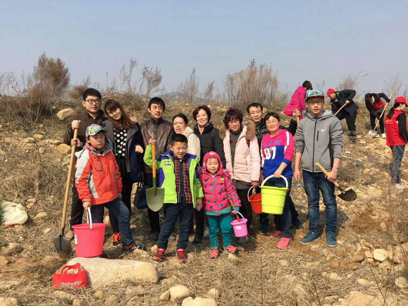 我院志愿者积极参加公益植树活动