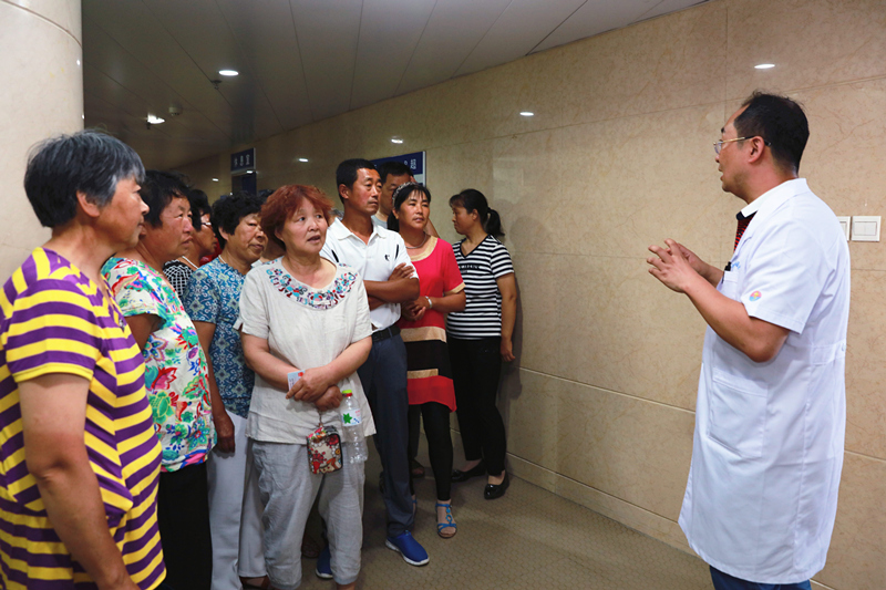 烟台山医院组织帮扶村村民来院健康查体