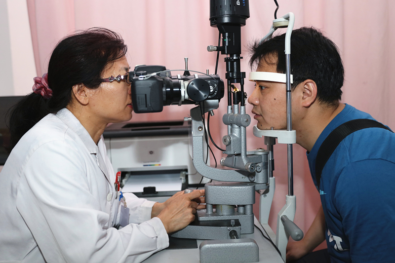 因玩手机导致近视、干眼症 专家提醒:保护眼睛要从孩子抓起