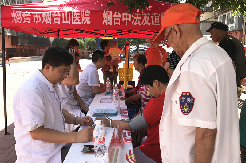 迎七一(一):行政第一党支部党员为民服务进社区
