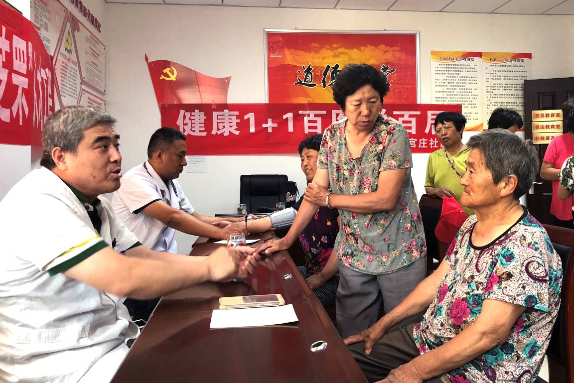 迎七一(二):门诊党支部走进官庄社区举行义诊活动
