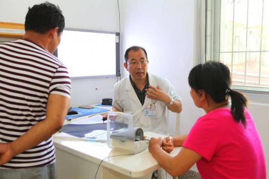 烟台山医院于群涛主任为癫痫患者诊断病情1(1).JPG
