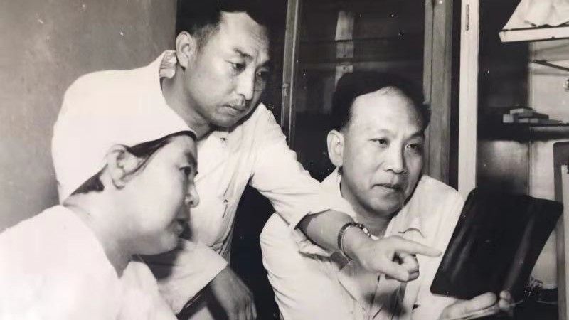 1543888635626193.jpg 上世纪60年代,烟台山医院骨科医生在讨论病例.jpg