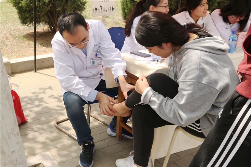 1557793097639952.jpg 骨科医生苏情为大学生做检查.jpg