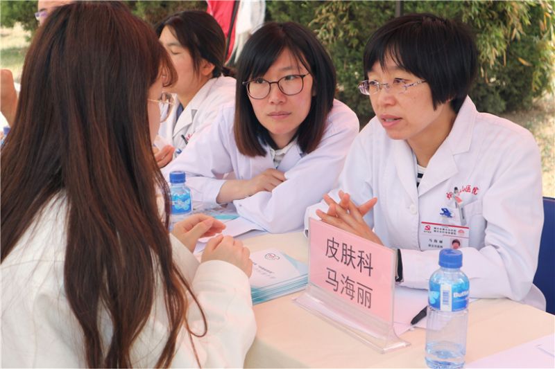 1557793119285763.jpg 皮肤科医生马海丽为大学生做咨询.jpg