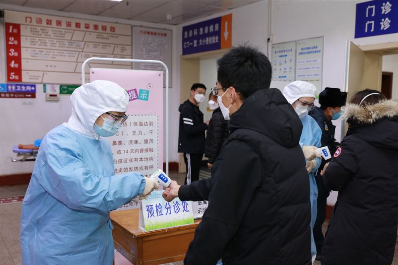 1583806835339226.jpg 疫情防控期间,烟台山医院切实加强预检分诊工作.jpg