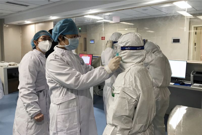 1586221645672769.jpg 刁丽娜指导医护人员穿脱防护服。.jpg