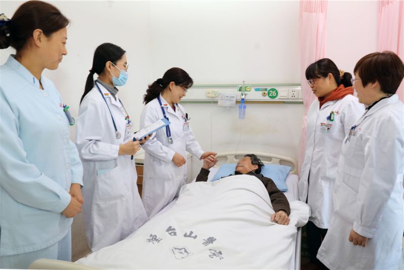 1587026562325168.jpg 周冬梅和肿瘤内一科医护人员正在查房(资料图).jpg