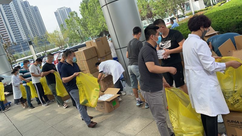 1630569437135858.jpg 行政职能科室工作人员与物资材料供应科一道建立物资分装流水线,为驰援各区市核酸检测人员准备物资。摄影 裴蕾.jpg