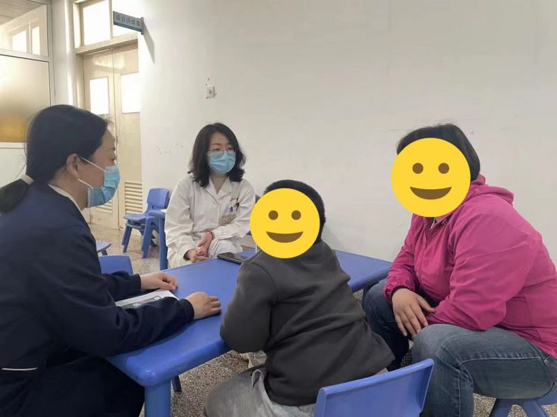 儿童心理专业医师为家长分析、解决问题.jpg