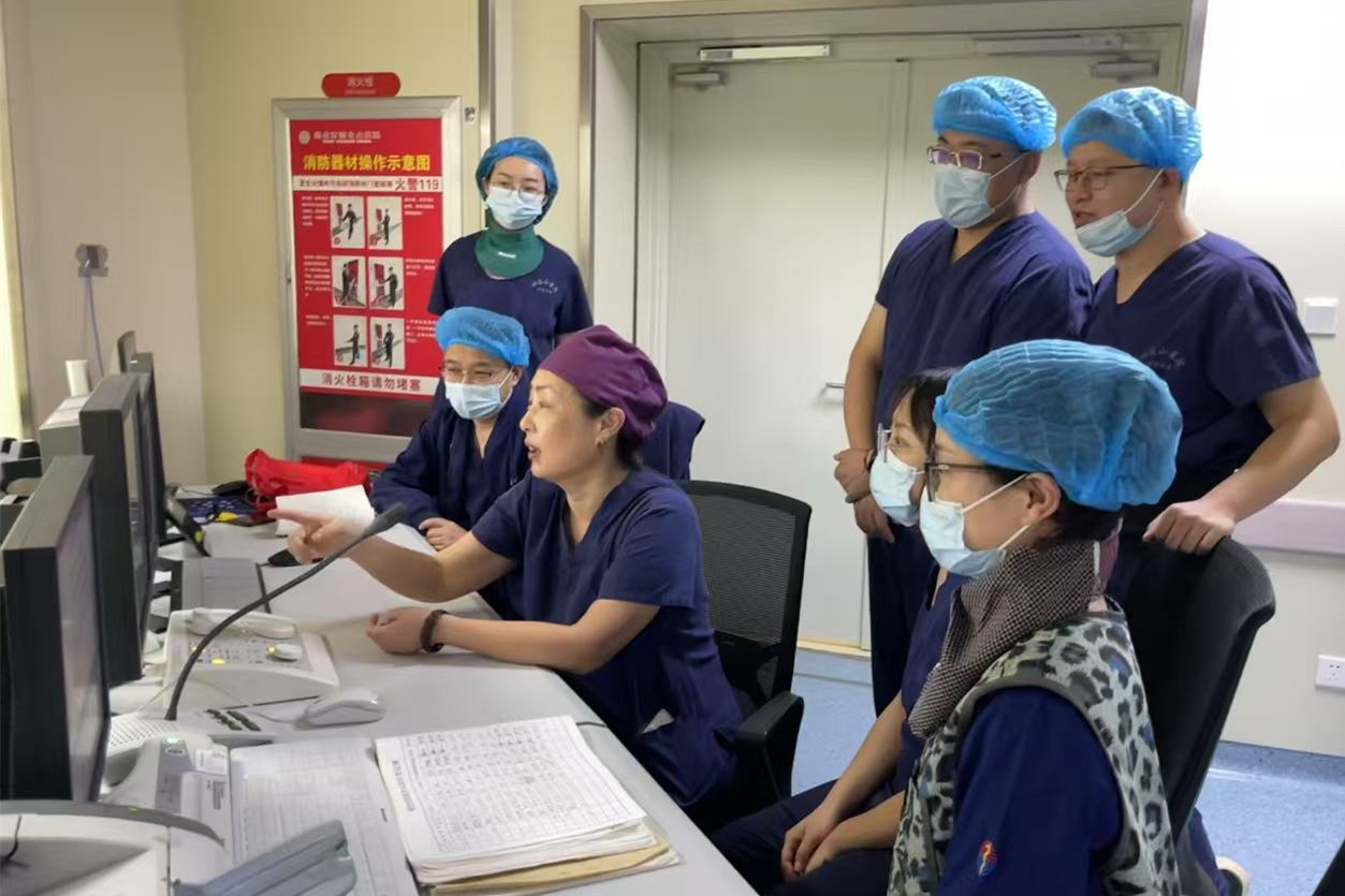 赵岚带领团队进行手术策论分析.jpg