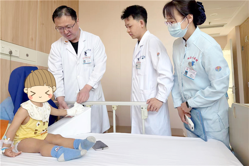 1780361783694253.png 张至武医师查房照片_副本.png